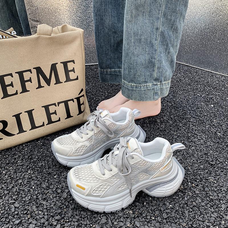 

Женские кроссовки на платформе в стиле «папины кроссовки» 2025 осень новинка сетчатые дышащие легкие и увеличивающие рост модные повседневные спортивные кроссовки для бега тренд 40 серый