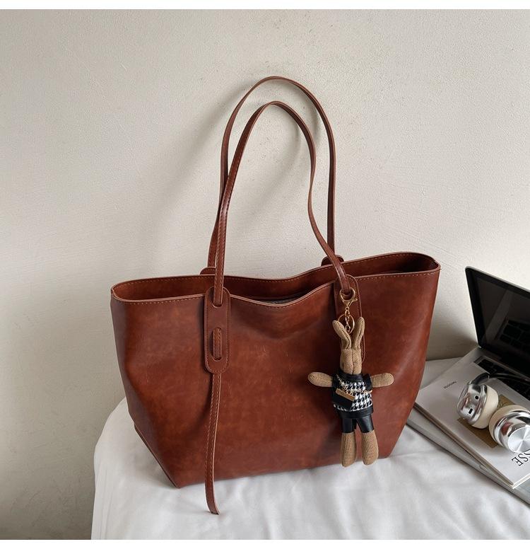 

Retro oily leather big bag women s 2025 new trendy and fashionable commuter tote bag simple large-capacity shoulder bag
