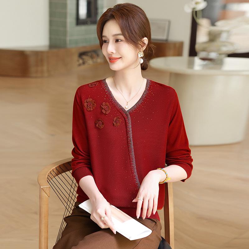 Mom's 2025 Autumn V-Neck Knitted Top - Fashionable Base Shirt for Middle-aged and Elderly Women