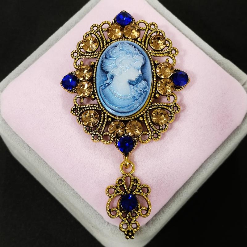 Retro Palace Style Medieval Beauty Head Brooch Exquisite Hollow Out Alloy Embossed Pin Men Women Clothing Accessories Gift