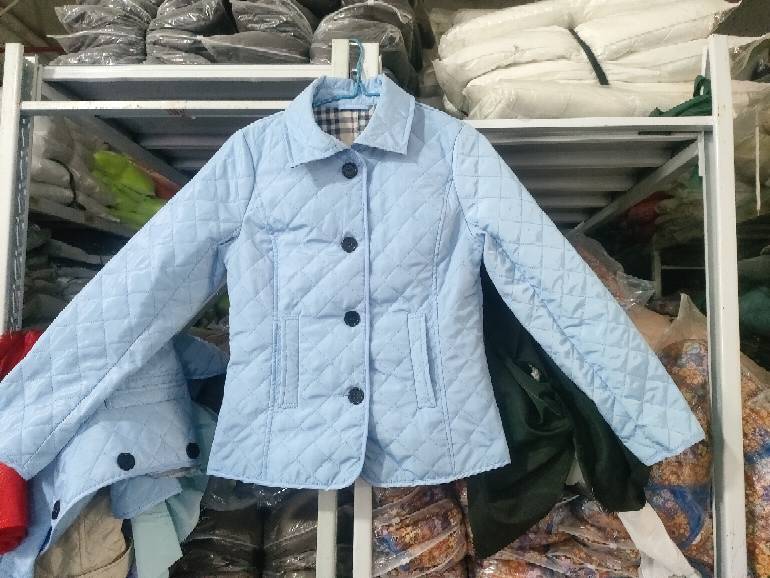 

Жіноча стьобана куртка з ромбами та кольоровими манжетами M