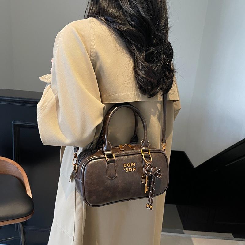 This year, the popular small bag women's versatile 2025 new fashion shoulder messenger bag retro portable pillow bag