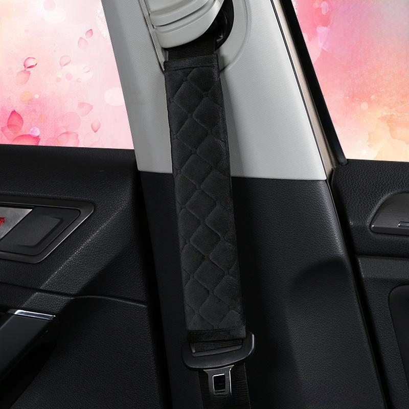 Prodloužený zimní plyšový pár ramenních krytů bezpečnostních pásů do auta: Teplý a pohodlný upgrade od výrobce