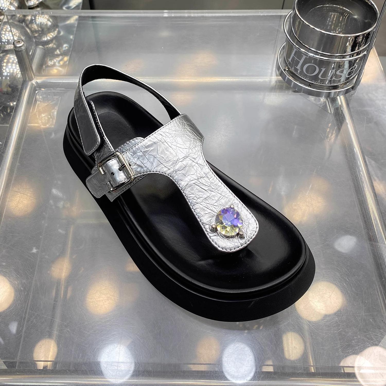 

Retro herringbone clip toe sandals women s high-end rhinestone summer new soft leather casual thick-soled muffin Roman shoes 40