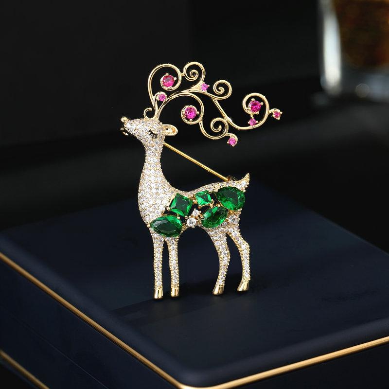 

Микро-инкрустация разноцветными цирконами, инкрустированными в нишу, чувство дизайна имеет ваш блейзер корсаж Рождественская брошь в виде лося на всем пути
