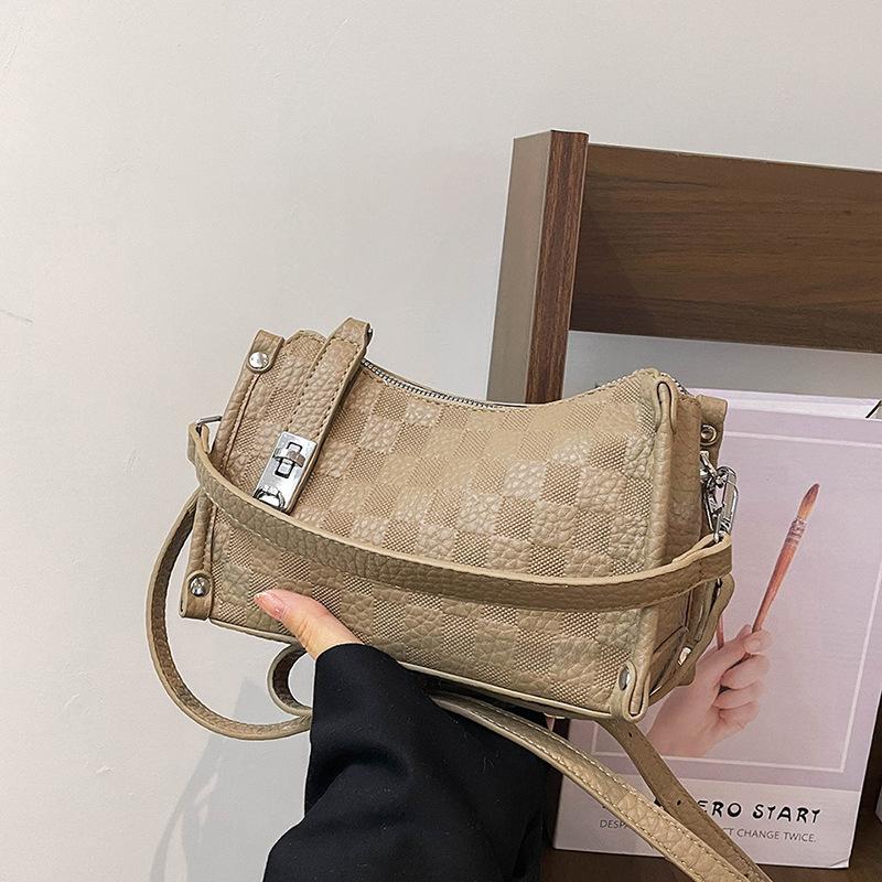 

This year s popular niche portable baguette bag women s 2025 autumn new fashion casual foreign style shoulder messenger bag хаки