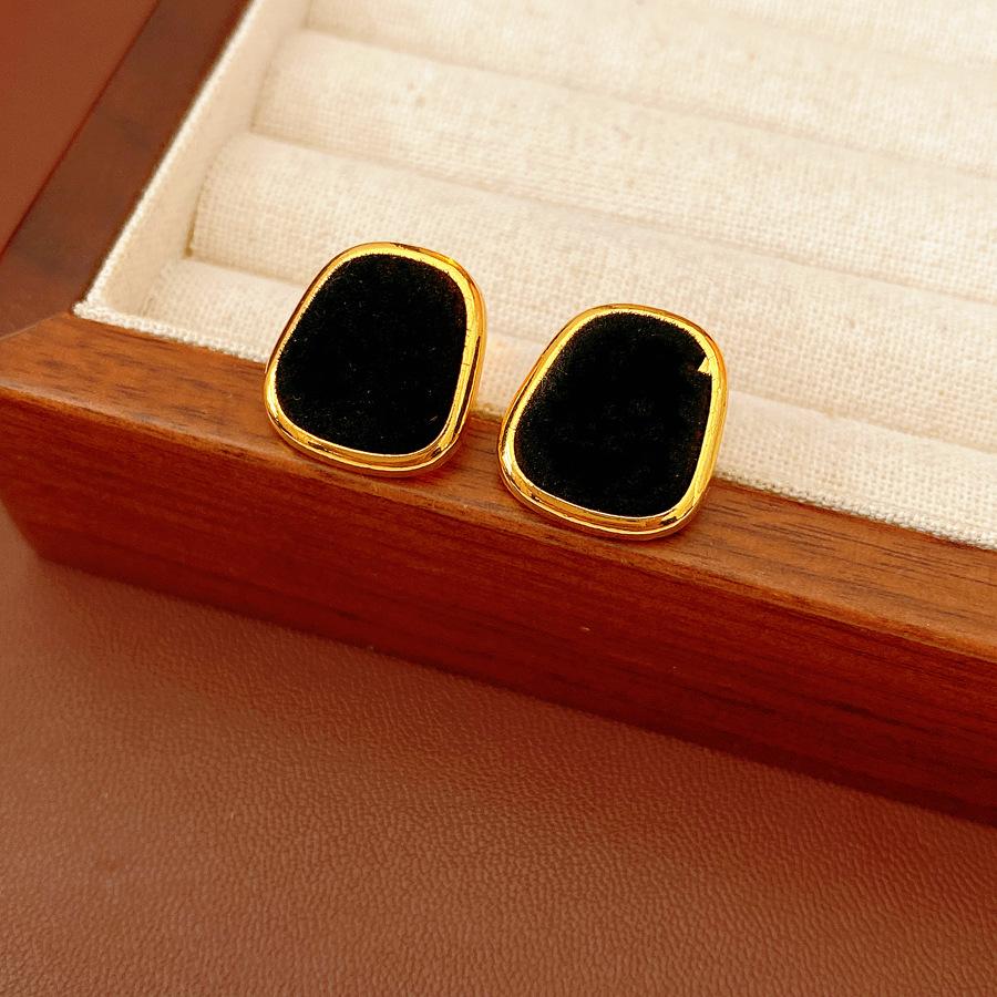 6 Colors Retro Red Flocking Trapezoid Stud Earrings Women's Round Geometric Velvet Ear Studs Charms Casual Ear Jewelry Bijoux K1
