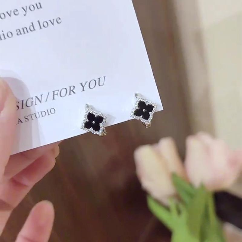 New Black Four-leaf Clover Stud Earrings Elegant and Sophisticated Women's Earring Clips