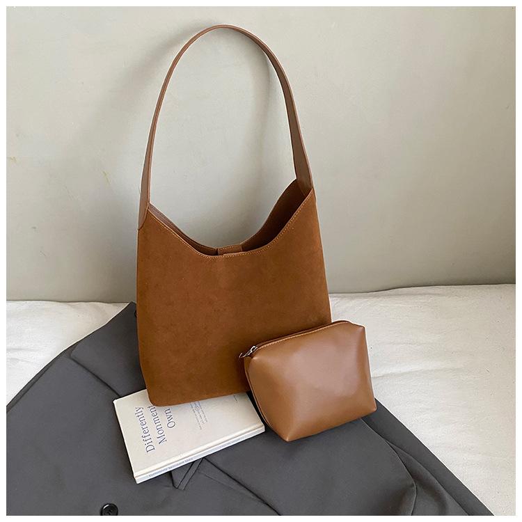 

Retro matte big bag women s 2025 new autumn and winter large-capacity shoulder bag premium texture commuter tote bag коричневый