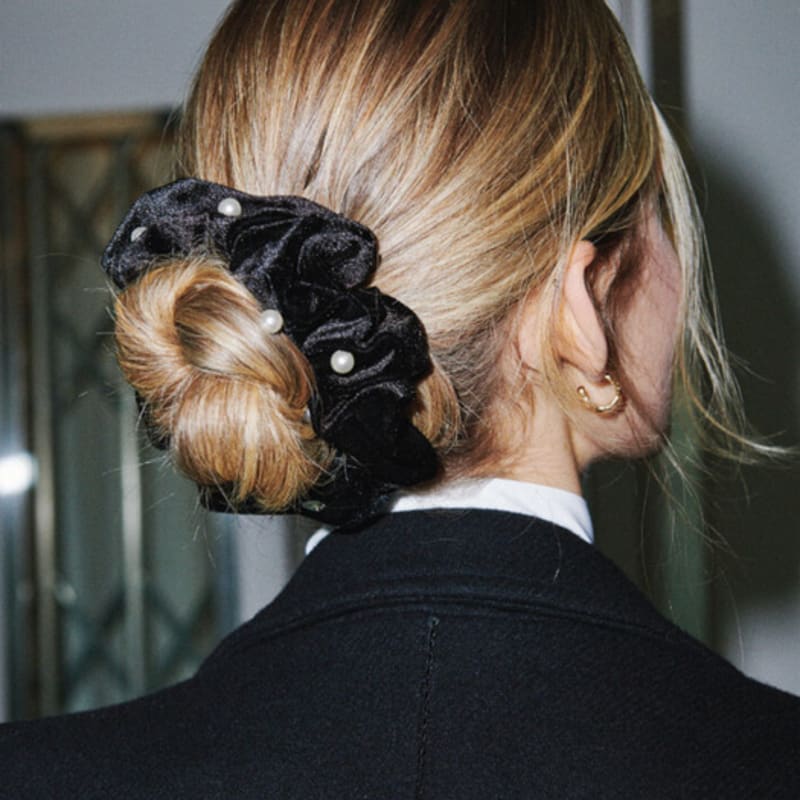 CARRY BARRETTE Mini Pearl Velvet Hair Scrunchie