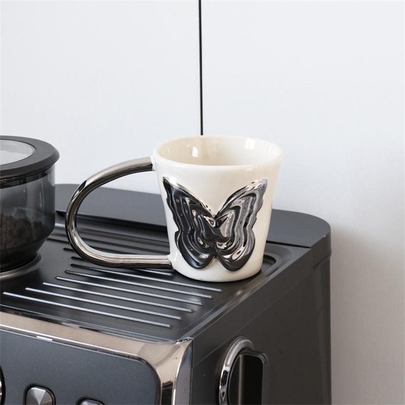 

1 шт. 320 мл Оригинальный дизайн Кружка с большой ручкой и серебряным бантом Кофейная чашка Кружка с дизайном ручки в виде большого уха Подходит для домашнего декора Домашнее ежедневное питье 320ml серебряный