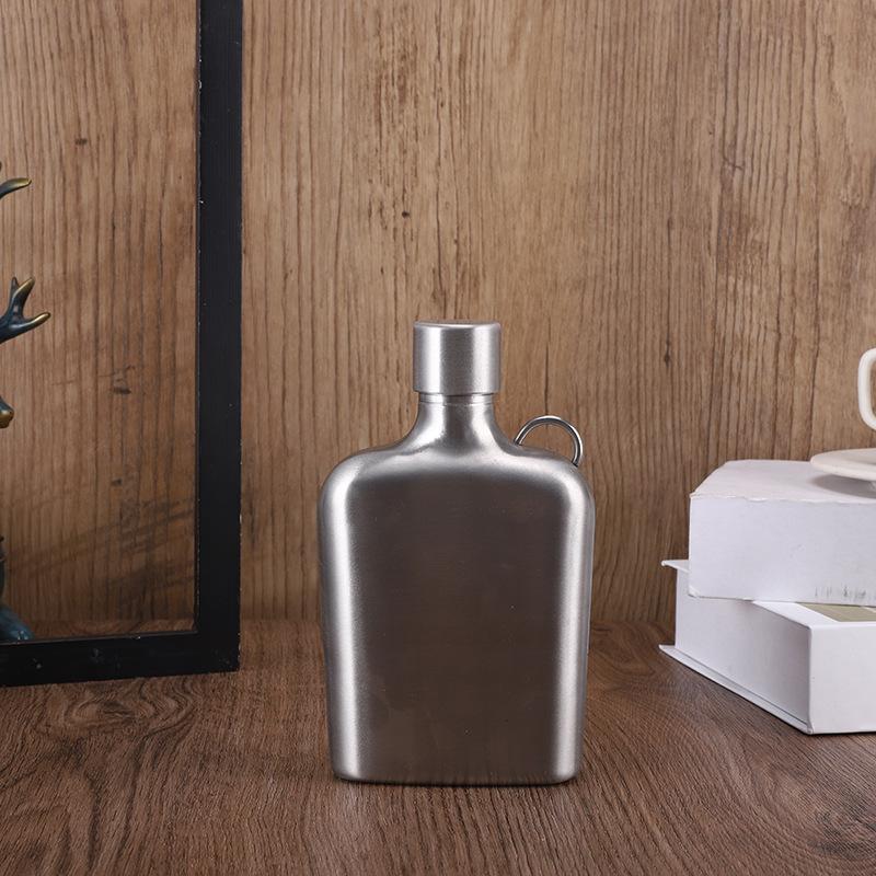 Modny kwadratowy srebrny piersiówka: Lekka, kieszonkowa butelka idealna dla miłośników outdooru i uczestników festiwali