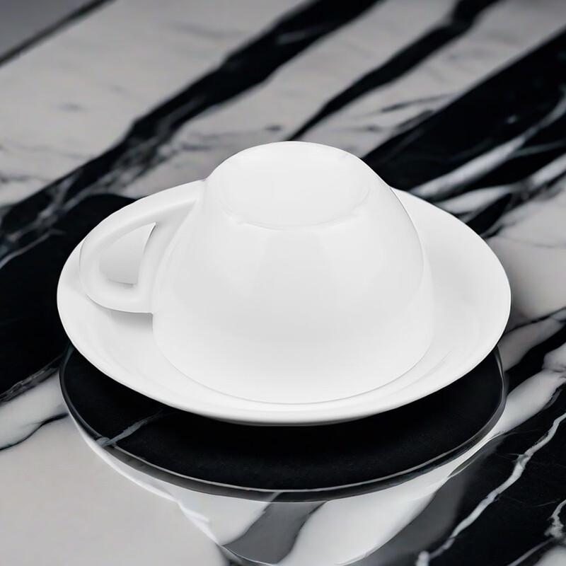 Einfaches Weißes Keramik-Kaffeebecher- und Untertassen-Set