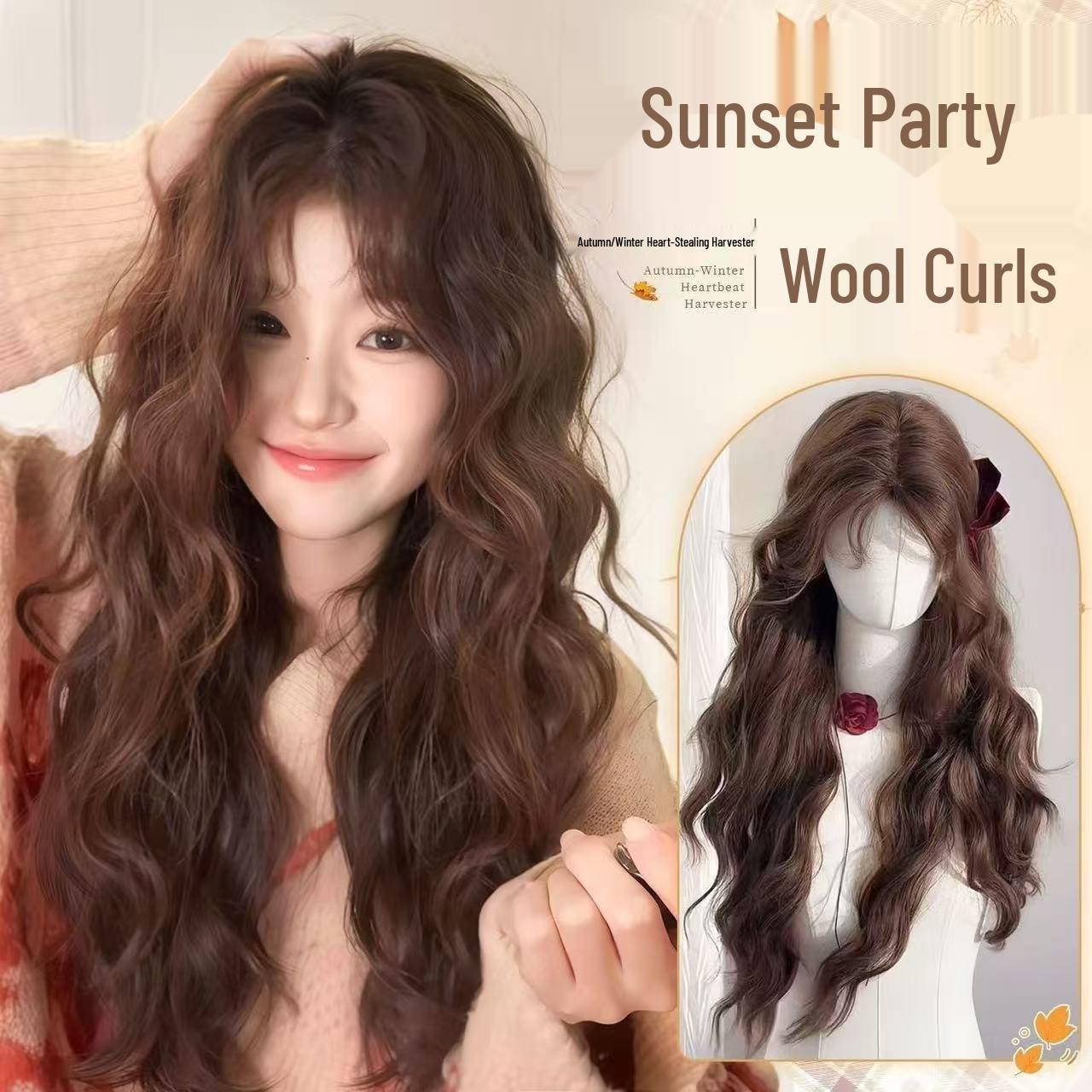 Женский длинный кудрявый парик теплого карамельно-коричневого цвета для уютного осенне-зимнего образа