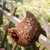 Sentado en la valla de pollo Gallina Pintada a mano Adorno de gallina de casa de campo Resistente a la intemperie Divertido Arte para el jardín para