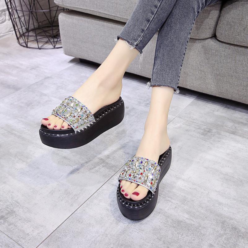 Im Sommer 2024, die neuen Damen-Slipper mit dicker Sohle und Strasssteinen, koreanische Version, vielseitige Ein-Zehen-Hausschuhe, coole Slipper, Trend