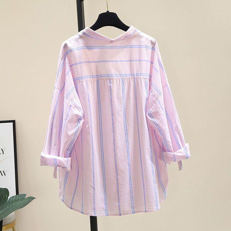 Elegante camicia da donna autunnale con trafori francesi e giacca a righe