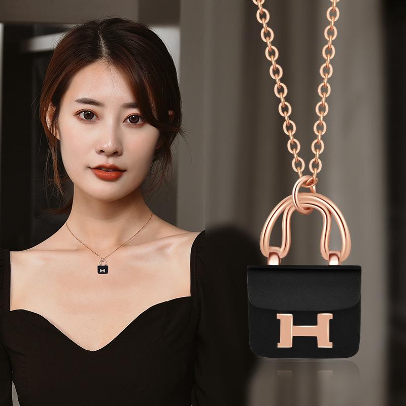 Female H Letter Bag New Versatile Ins Clavicle Chain Accessories Black Accessories Pendant Necklace