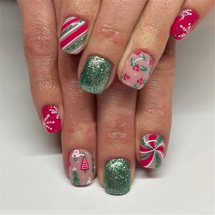 

24Pcs Christmas Tree Winter Press on Nails Artificial Acrylic Nails for Women Girls Manicure Nail Decoration 1