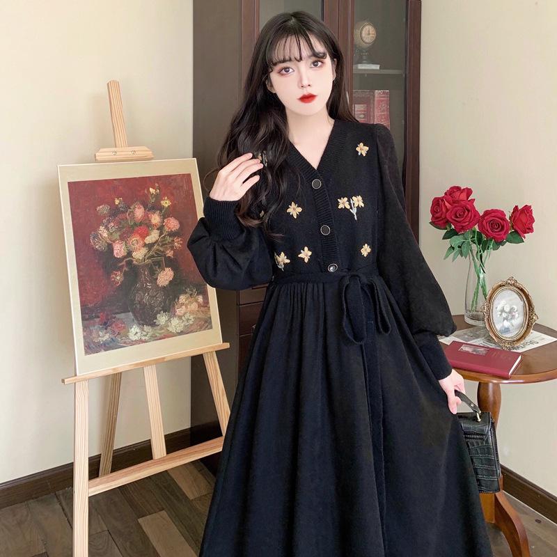 V-Neck Floral Embroidered Retro Black Dress - Spring/Autumn, Loose Fit, Large Size, Elegant Waist Design