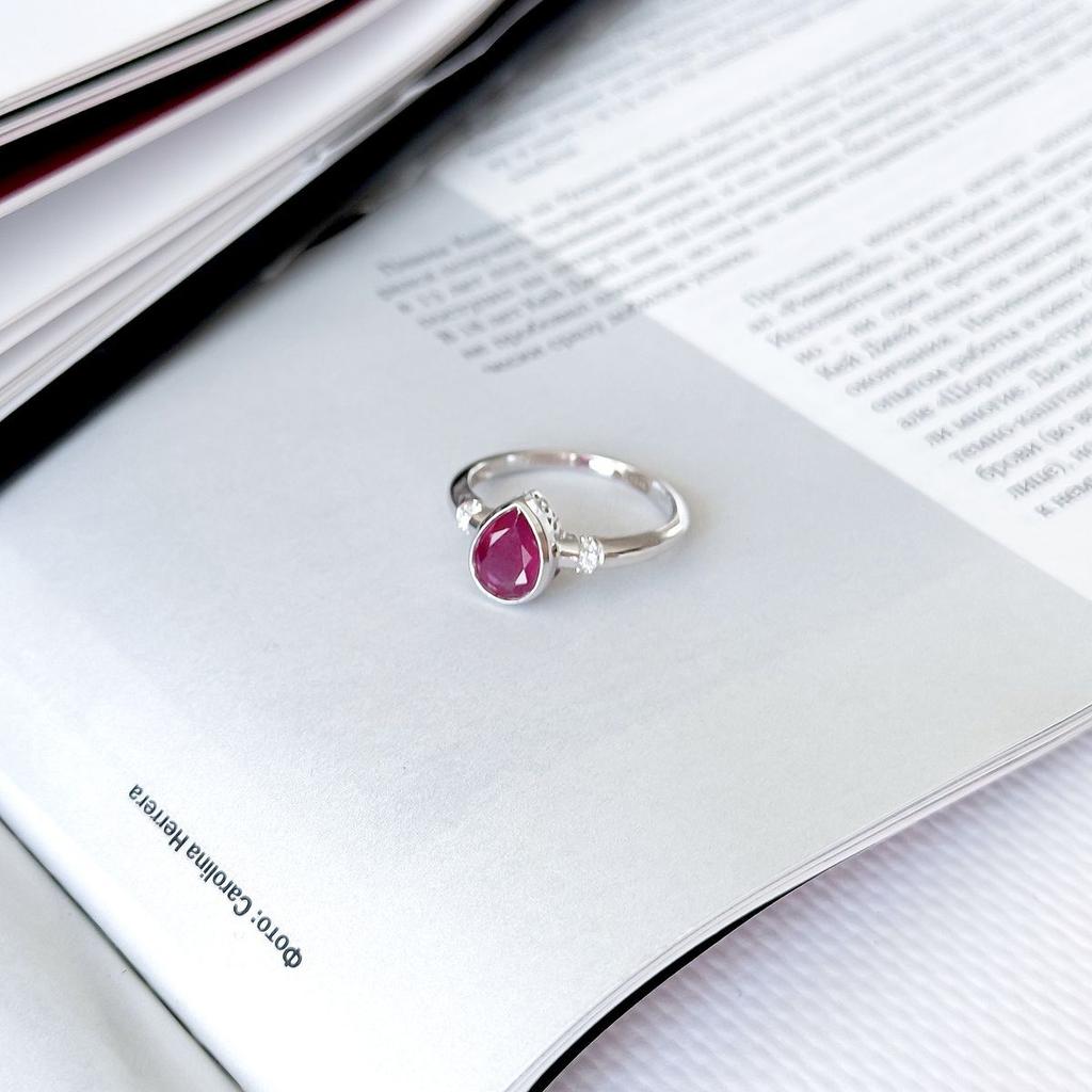Серебряное кольцо с натуральным рубином 1.45ct, фианитами, вес изделия 2,3 гр (2165668)