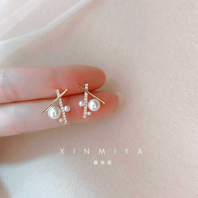 

Pearl earrings niche design sense light luxury high-end new popular French temperament zircon stud earrings women