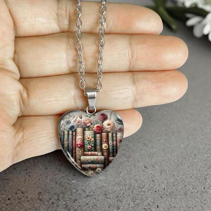 Naszyjnik z wisiorkiem w kształcie serca z wzorem książki kwiatowej