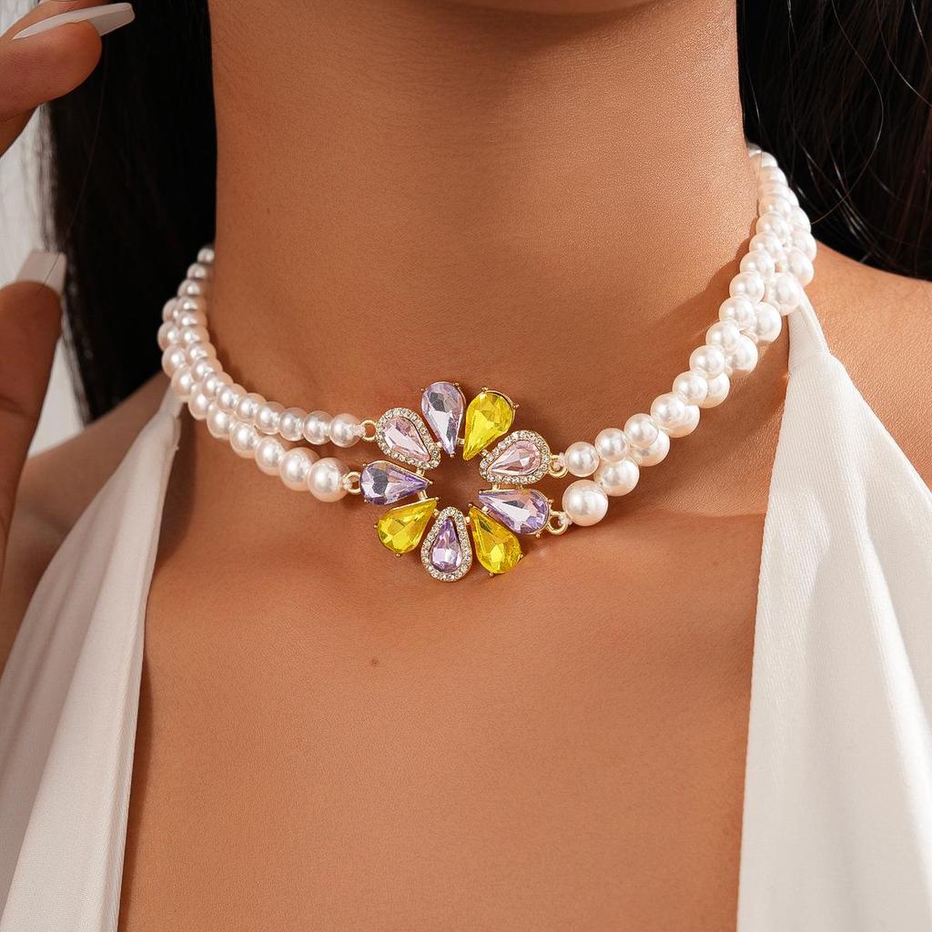 Geometric Round Flower Pearl Clavicle Necklace: Retro European & American Design