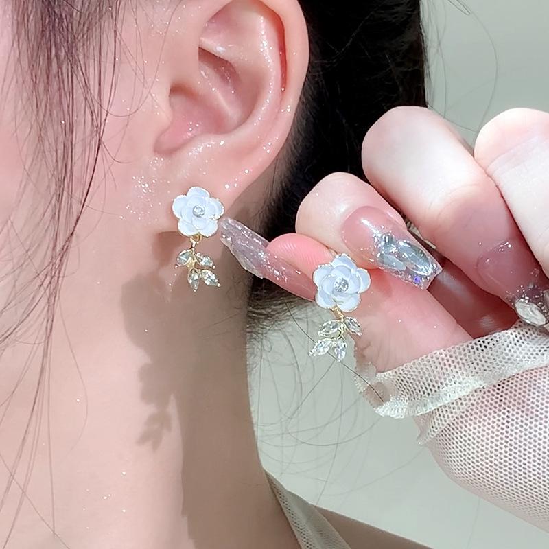 

Серьги-пусеты с кисточками из циркония в виде камелии для женщин - Высококлассные круглые серьги с серебряной иглой и нишевым дизайном с бриллиантовой крошкой.