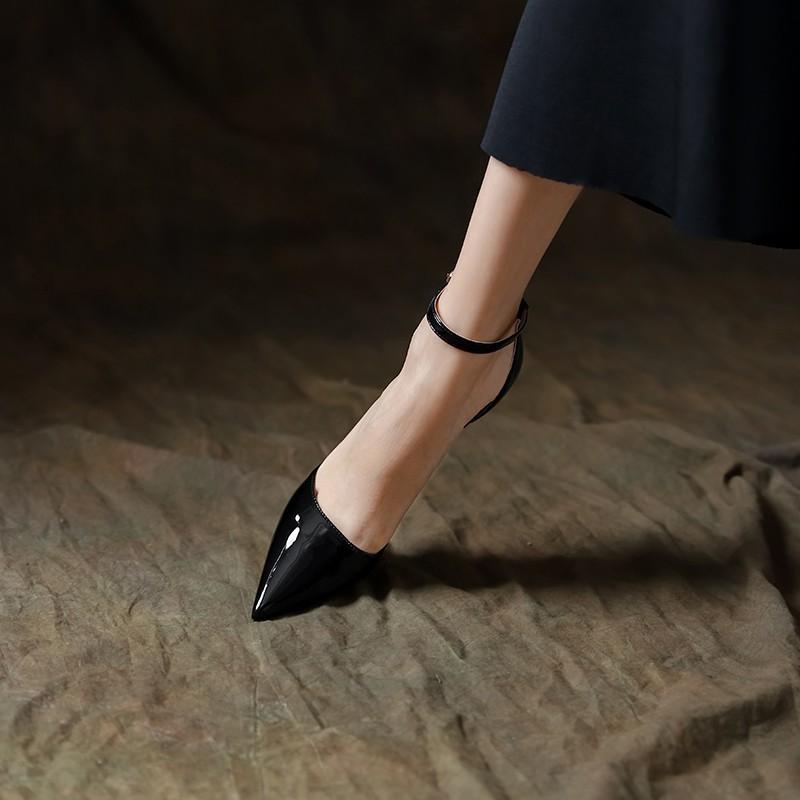 Jaro a léto 2024 nové lakované lodičky s přezkou na jedno slovo dámské tenké podpatky sexy špičaté černé duté sandály s krytou špičkou