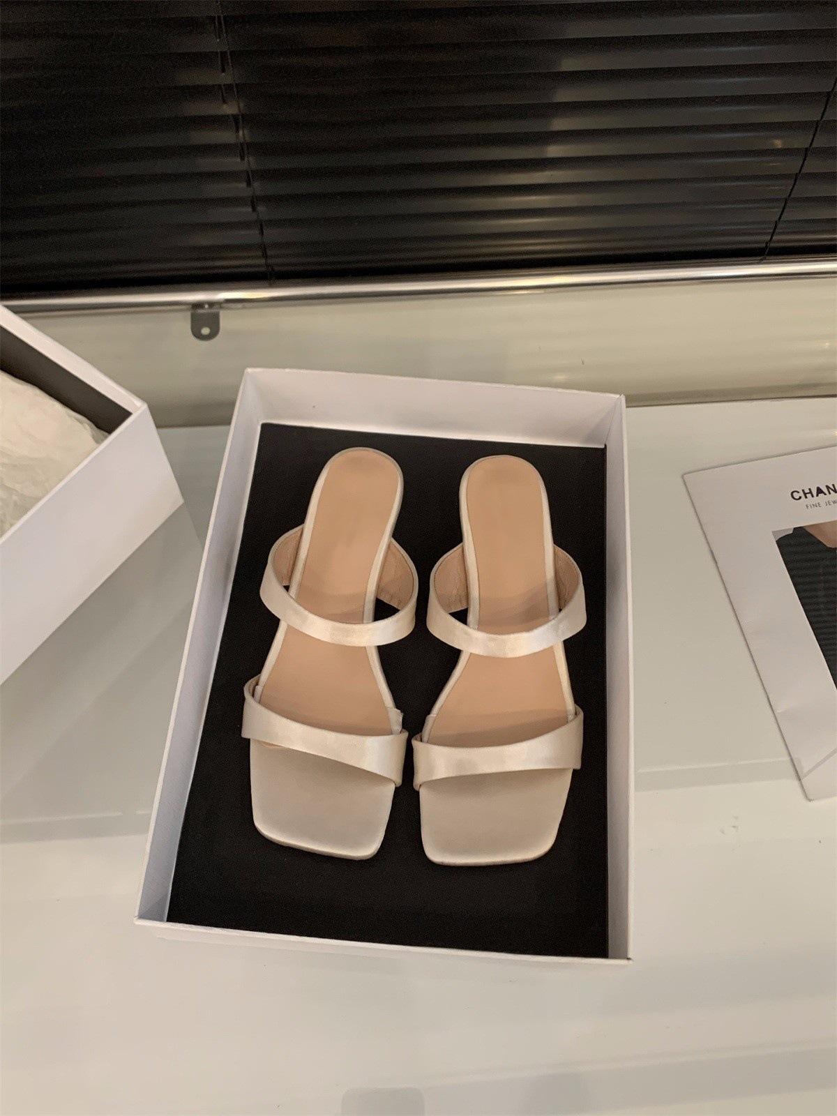 

Slope heel simple and versatile one-word slippers women s shoes wear 2025 new summer skirt French sandals 35