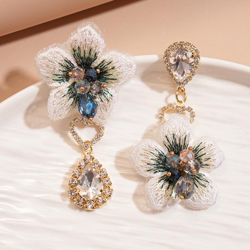 

Vintage Fabric Asymmetrical Flower Pendant Earrings for Women Elegant Crystal Droplet Geometric Earrings Fashion Party Zircon білий