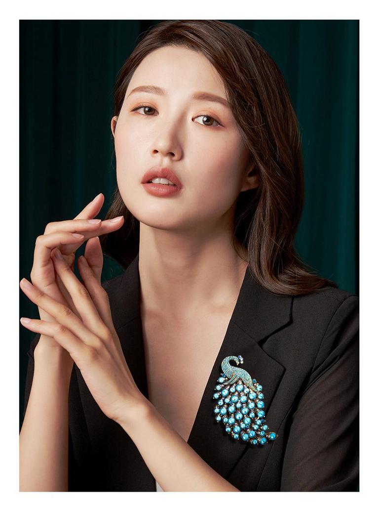 Bunte Pfau-Brosche - Diamantenbesetztes Modeaccessoire für Damen