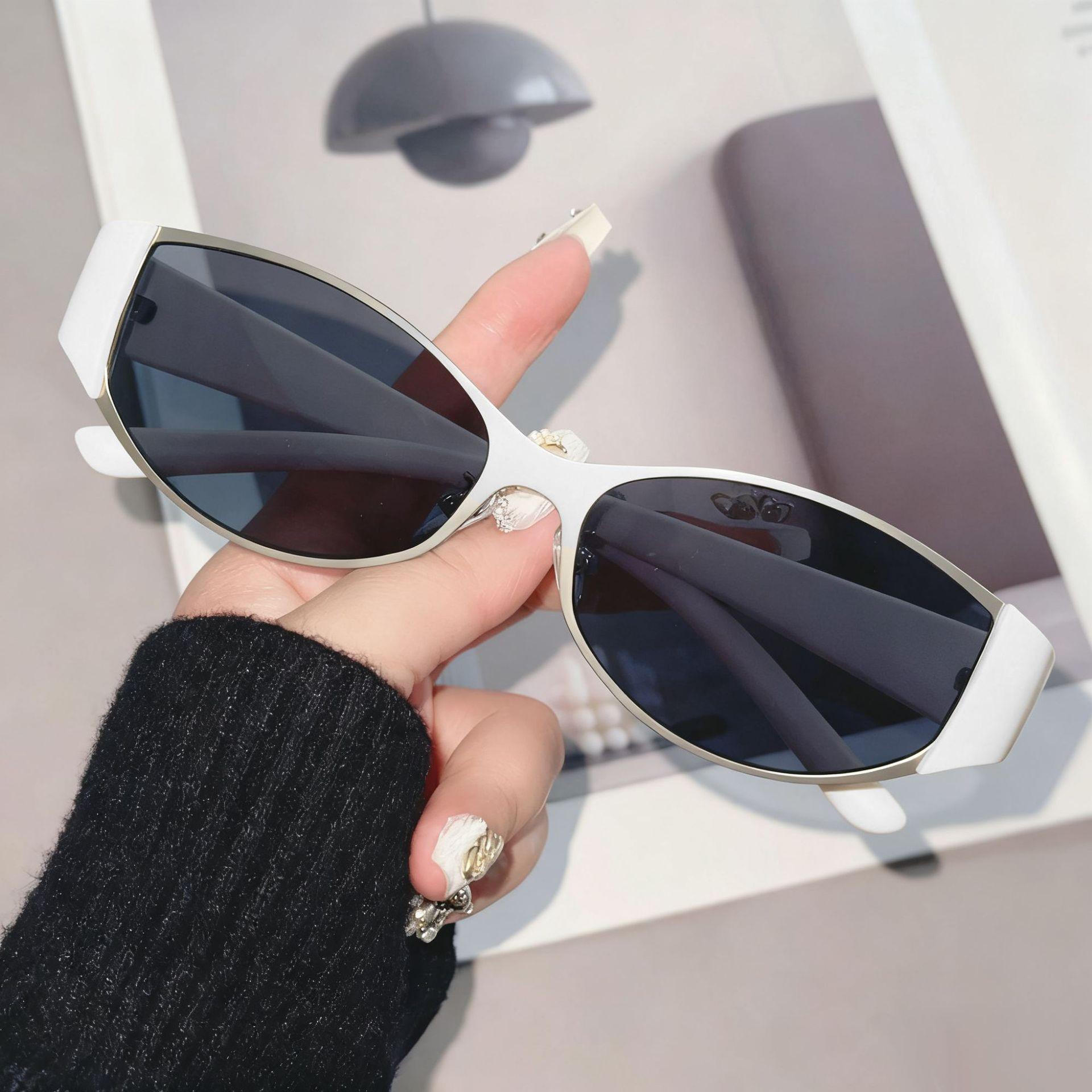Fashionable Cat-Eye UV Protection Sunglasses for Women & Men