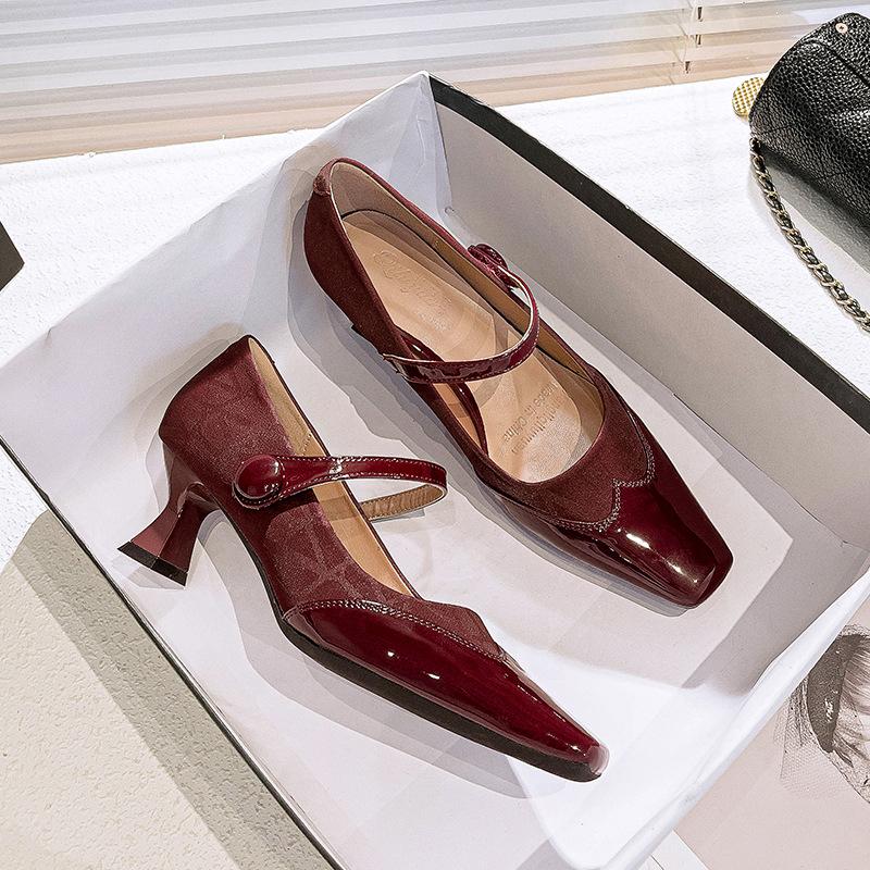 

Xiaoxiangfeng Mary Jane shoes splicing French single shoes middle heel red magic buckle word with square head high heels stiletto 34 бордовый
