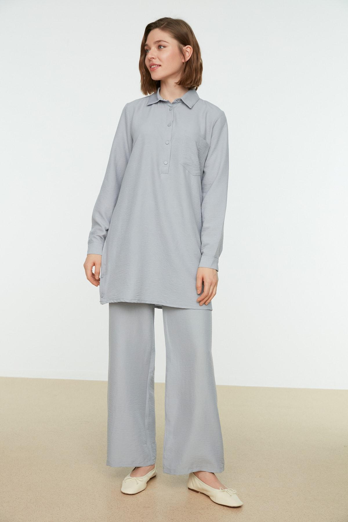 

Серый костюм с детальным верхом и воротником-рубашкой TCTSS22US0081..