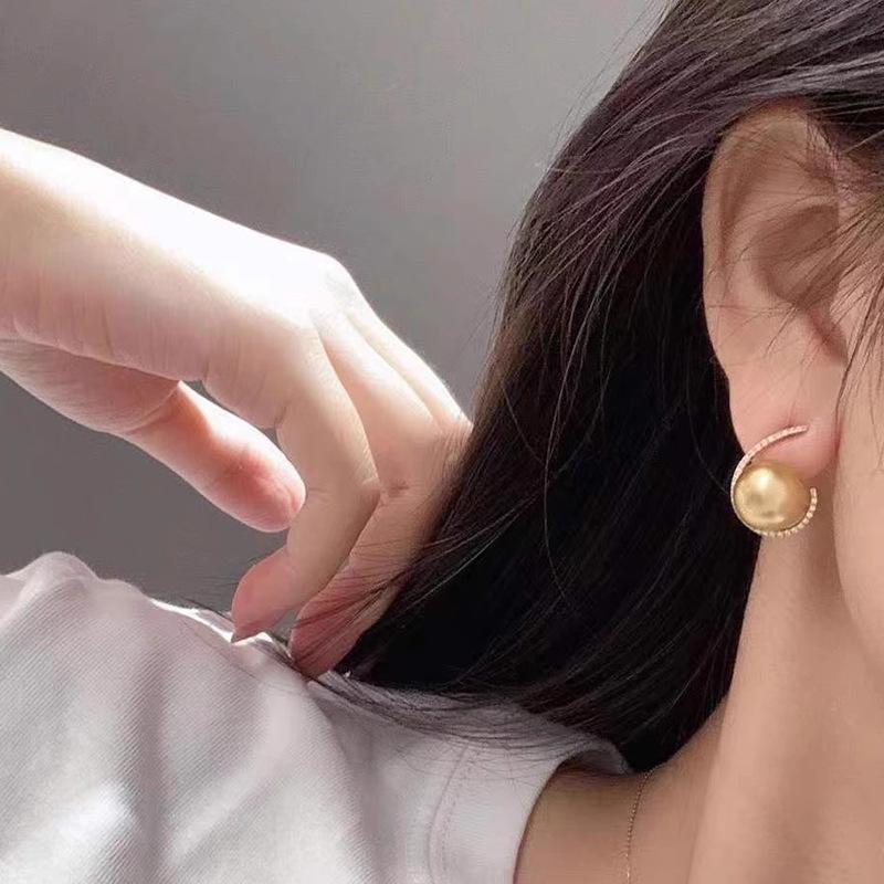 Personalized Imitation Pearl Earrings for Women, Exquisite and Elegant Temperament Earrings, Princess Niche Daily Models