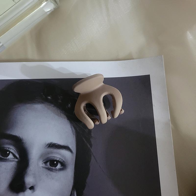 

Высокий конский хвост с заколкой-когтем – милый стиль акулы для женщин, популярная маленькая шпилька