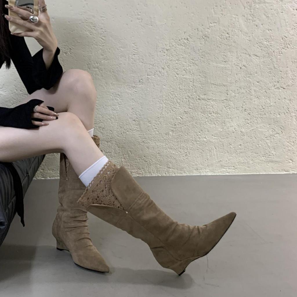 Autumn/Winter 2025 Vintage Lace-Trimmed Pointed Toe Ruched Cowboy Boots