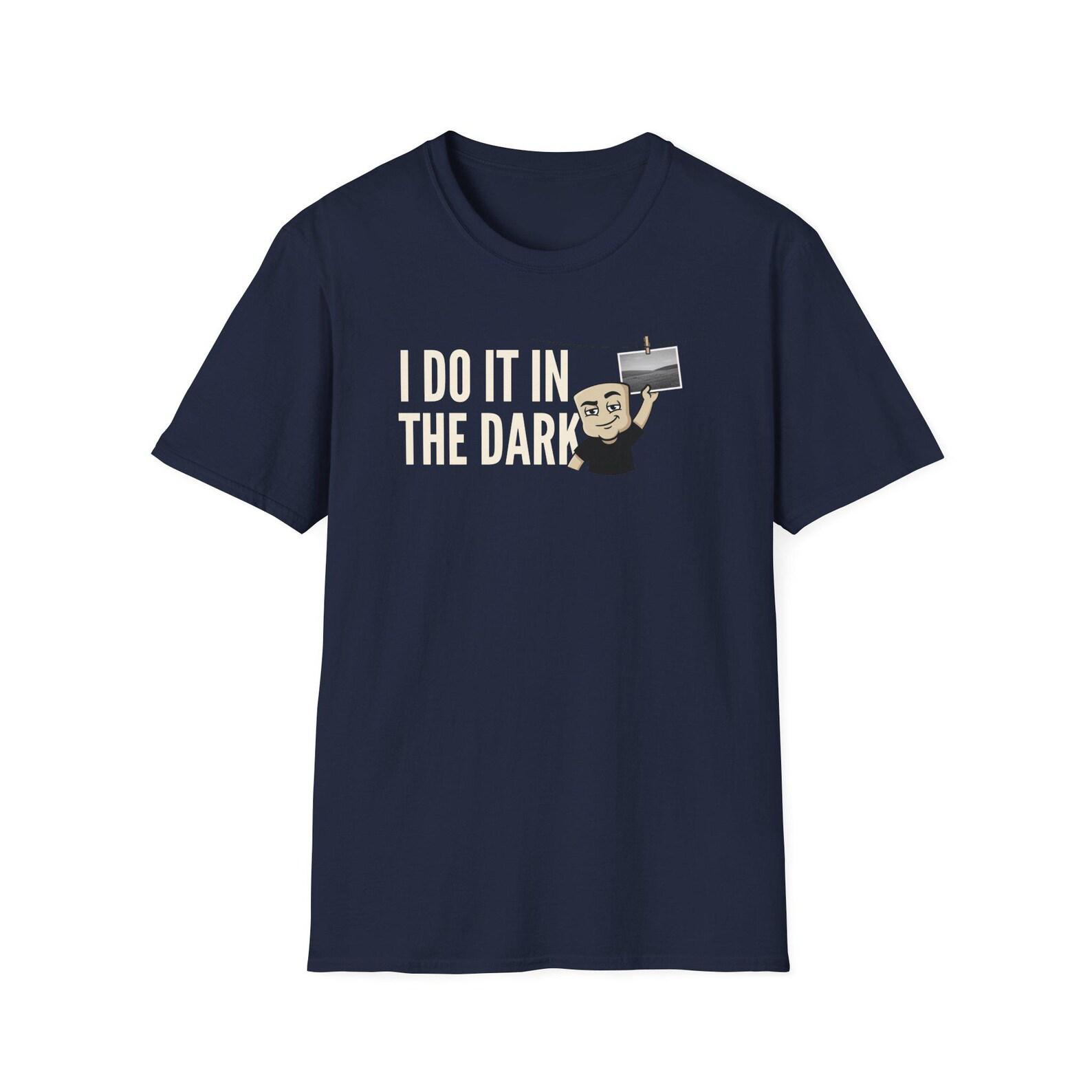 I Do It In The Dark T-Shirt, Funny Photographer Tee, Darkroom Film Photography Gift Shirt, Sarcastic Camera Humor Tee 3XL