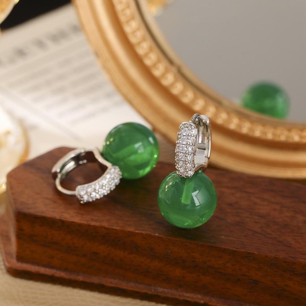 Retro Green Pearl Earrings: High-End Chinese Style Studs for Luxury and Versatile Fashion