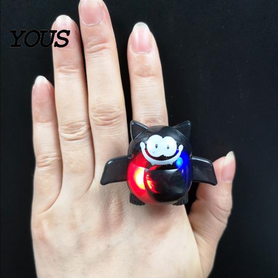 Bague sur le thème d'Halloween Anneaux LED, Anneaux de Doigt Lumineux Jouet pour Enfants Adultes, Décoration de Fête Effrayante Citrouille Fantôme Globule Oculaire Cadeaux Lumineux Friandises