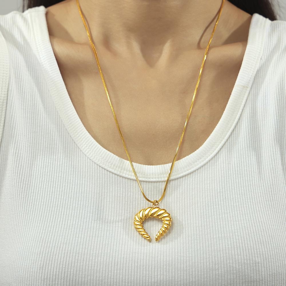 18K Gold-Plated Retro Horn Pendant Necklace with Ribbed Clavicle Chain - Non-Fading, European & American Individual Design.