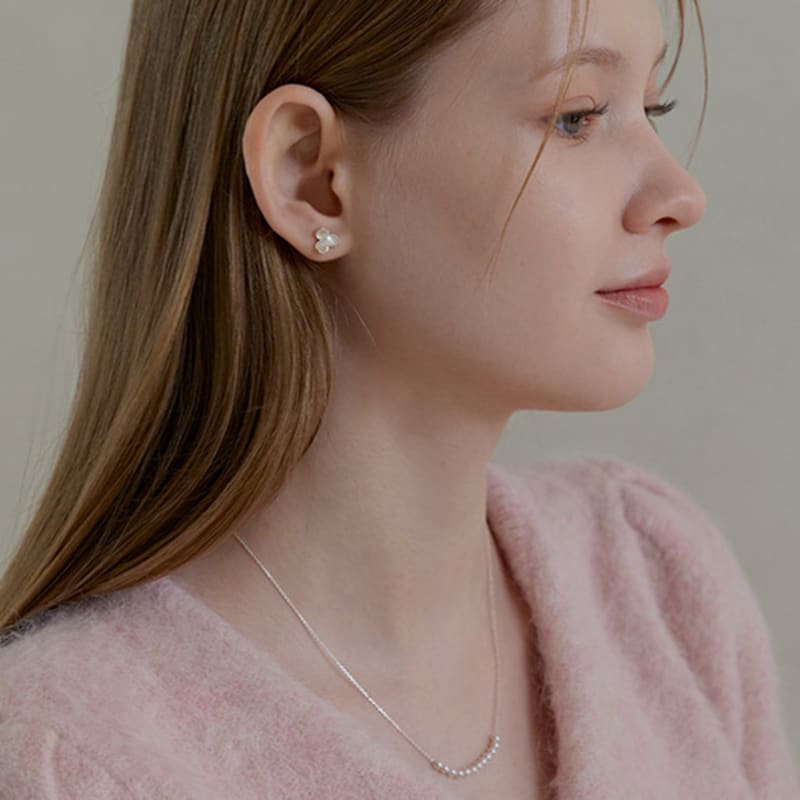 Lewe With Pearl Necklace