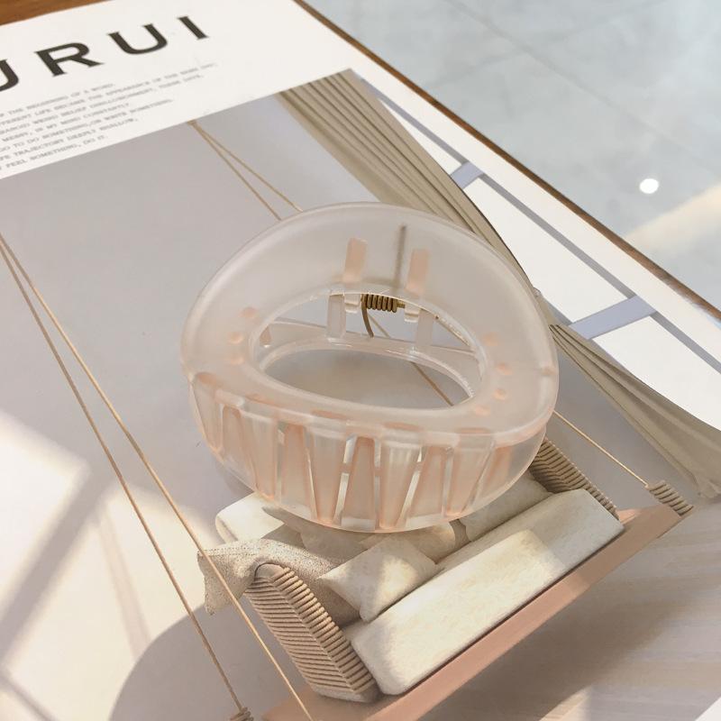 Beautifully Plastic Crafted Hair Claw Clips With Elegant Shapes And Vibrant Colors For Every Hairstyle Needs