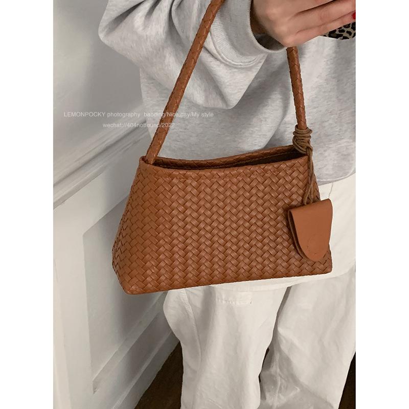 Retro woven high-end sense niche single shoulder tote bag women's 2025 new versatile large-capacity commuter underarm bag