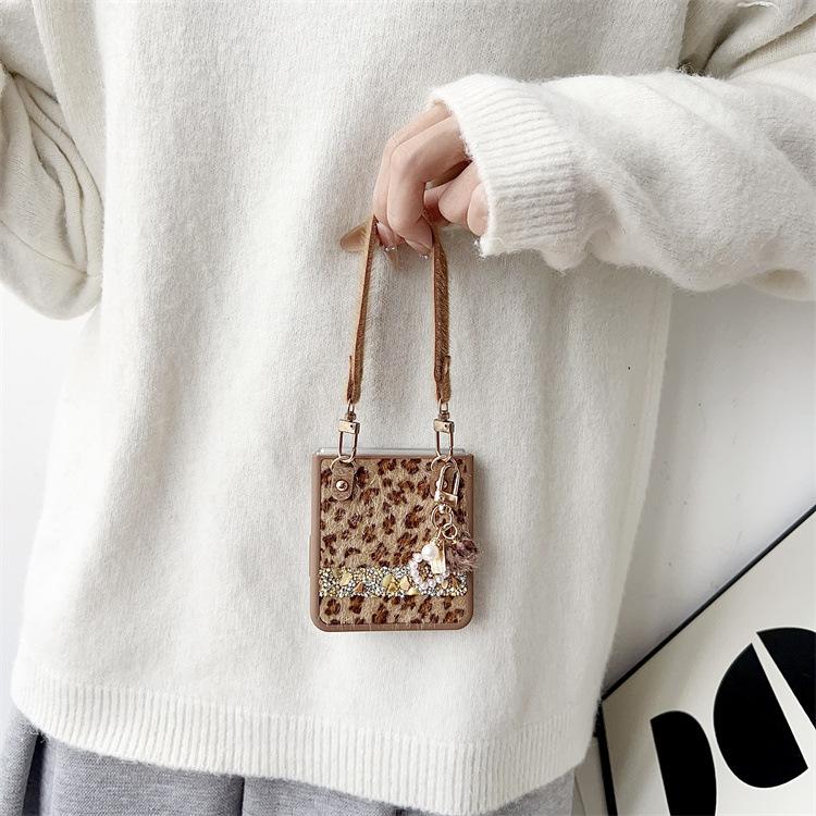 Applicable to Samsung ZFlip6 leopard print splicing mobile phone case zflip7 love plush hand lanyard zflip5 protective case