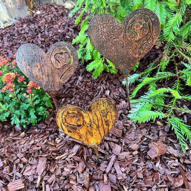 American Wrought Iron Heart-Shaped Rusted Metal Floral Garden Decoration