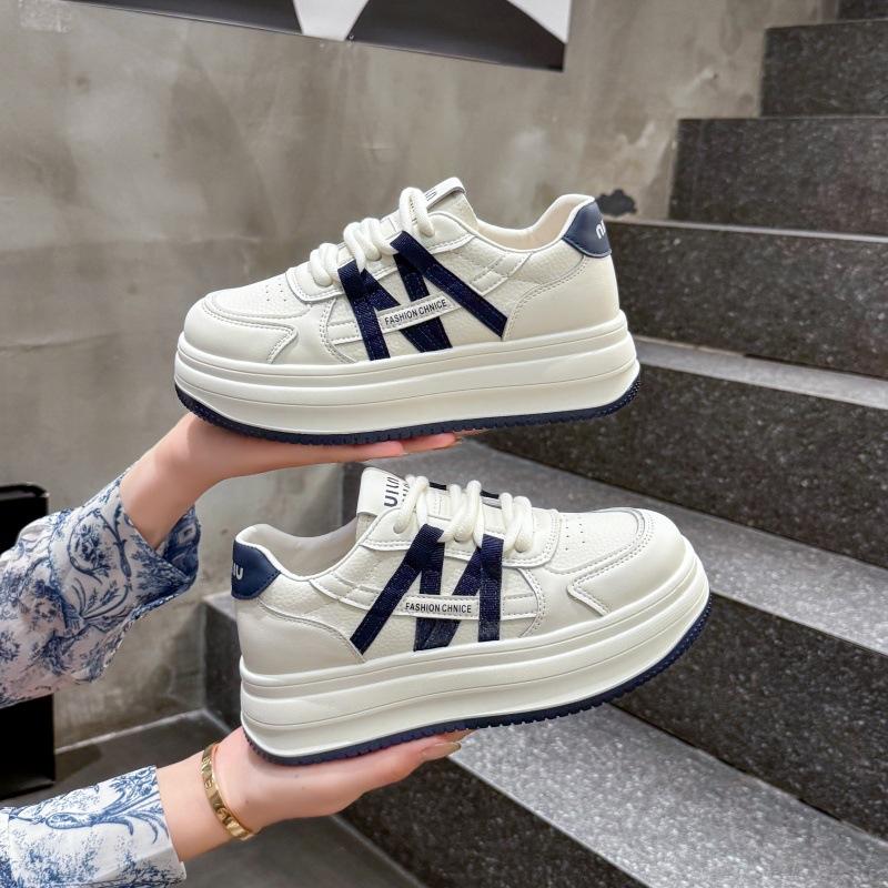 Niche Design Bread Shoes 2025 New Lightweight Soft-soled Platform White Shoes Women's Leather Versatile Sports Shoes