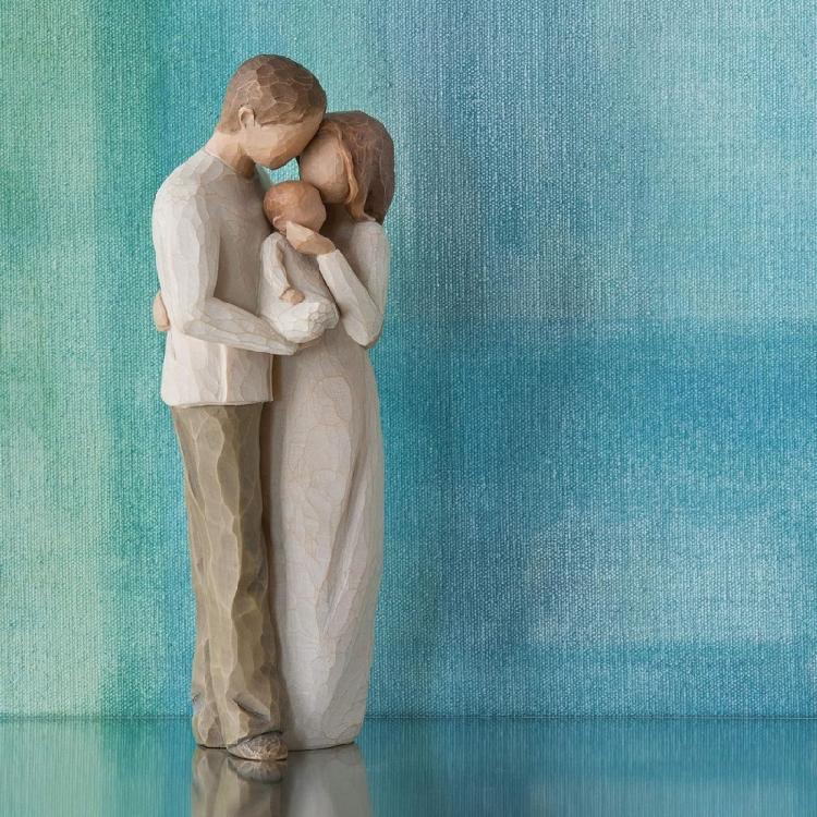 Detailed Family Figurine Handcrafted Resins Decors Carving Textured Miniature Statue Suitable For Various Interior Styles